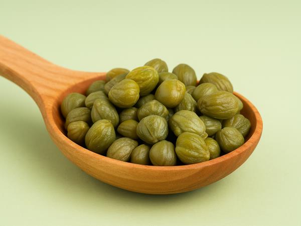 Drobna začimba, ki jo vsi pozabljajo v hladilniku – a nutricionisti jo imajo za pravo zakladnico zdravja